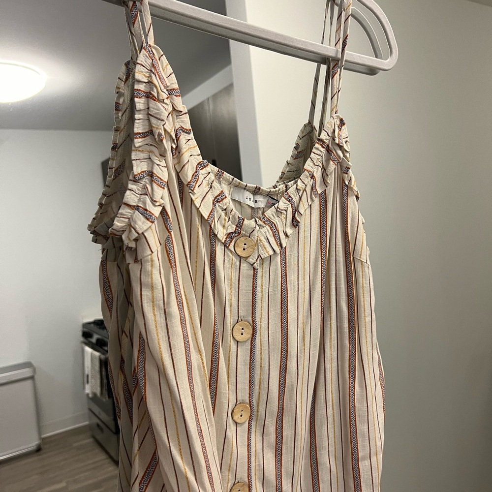 Iush medium tan tank with buttons